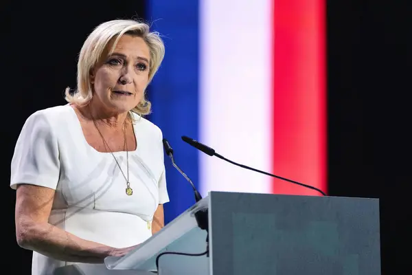 Madrid, İspanya - 19 Mayıs 2024: Podyumun arkasından konuşan Marine Le Pen, kopya alanı için bulanık arkaplan
