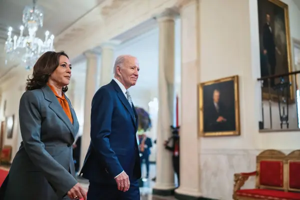 Washington D.C., ABD - 30 Ekim 2023: Başkan Yardımcısı Kamala Harris ve Başkan Joe Biden Beyaz Saray 'da birlikte yürüyorlar