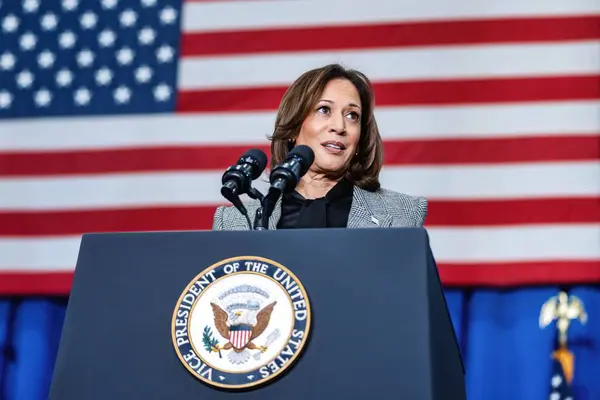 Big Bend, Wisconsin, ABD - 22 Ocak 2024: Kamala Harris siyasi bir etkinlikte açıklama yaptı