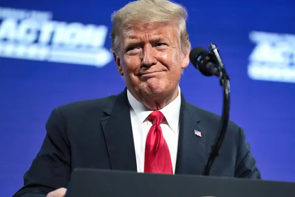 Phoenix, Arizona - 23 Haziran 2020: Donald Trump 'ın politik bir etkinlikte podyumun arkasında gülümseyerek ve konuşarak yakın çekim