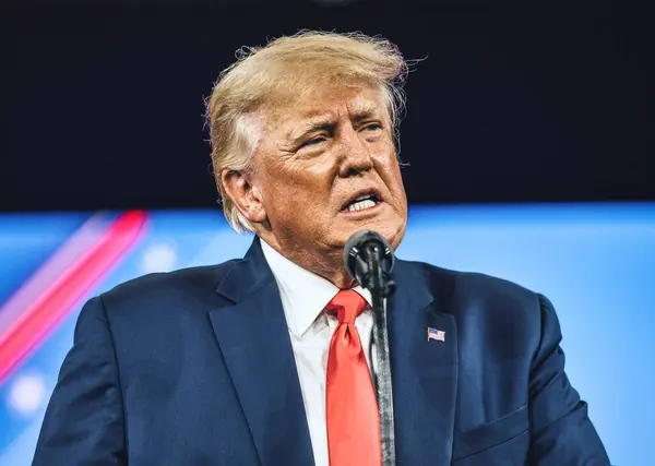 Orlando, Florida - 27 Şubat 2022: Siyasi bir etkinlikte Donald Trump podyumun arkasında mikrofonla konuşurken yakın plan