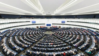Strasbourg, Fransa - Şubat 05 2014: Avrupa Parlamentosu 'nun ana salonu içinde geniş açılı çekim