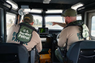 Colville, Washington, ABD - 16 Ağustos 2023: Colville, Wash sınır devriyesi ajanları ABD-Kanada sınırı yakınlarındaki Columbia Nehri 'nde devriye geziyorlar.