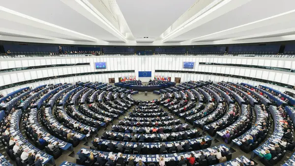 Strasbourg, Fransa - Şubat 05 2014: Avrupa Parlamentosu 'nun ana salonu içinde geniş açılı çekim