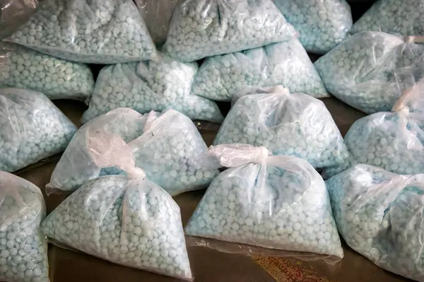 Nogales, Arizona, ABD - 06 Kasım 2023: Fentanil hapları ABD tarafından ele geçirildi Mariposa Limanı 'nda Özel ve Sınır Koruma Memurları