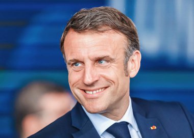 Madeira, Portekiz - 27 Mart 2024: Fransa Cumhurbaşkanı Emmanuel Macron 'un portresi, mavi bir takım elbise giyiyor ve gülümsüyor (Yazan Ricardo Stuckert)