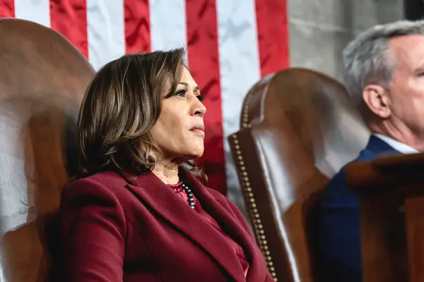 Washington D.C., ABD - 7 Şubat 2023: Başkan Yardımcısı Kamala Harris, Washington 'daki Kongre Binası' nın zemininde oturuyor.