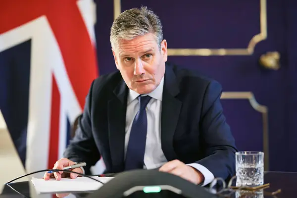 Londra, İngiltere - 12 Ağustos 2024: İngiltere Başbakanı Keir Starmer, Londra 'da Downing Street 10' daki ofisinde bir masanın arkasında oturdu ve kameradan kafasını kaldırdı (Simon Dawson, Open Government Licence)