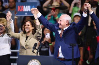 Aug 09 2024 - Glendale, Arizona, ABD: Kamala Harris ve Tim Walz bir kampanya mitinginde neşeli görünüyorlar (Gage Skidmore)