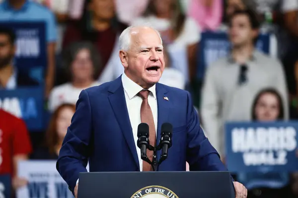 Ağustos 09 2024 - Glendale, Arizona, ABD: Tim Walz bir kampanya mitinginde podyumun arkasında konuşuyor (Yazan: Gage Skidmore)