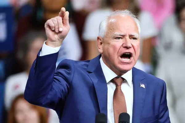 Ağustos 09 2024 - Glendale, Arizona, ABD: Tim Walz kızgın görünüyor, konuşuyor ve bir kampanya mitinginde podyumun arkasında işaret ediyor (Gage Skidmore 'dan))