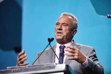 Las Vegas, Nevada, ABD - 12 Temmuz 2024: Robert Francis Kennedy, Jr. 'ın bir podyumun arkasında mikrofonlara konuşma portresi (Gage Skidmore tarafından))