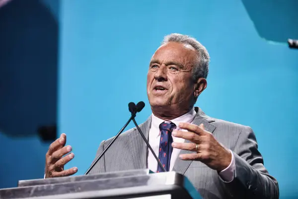 Las Vegas, Nevada, ABD - 12 Temmuz 2024: Robert Francis Kennedy, Jr. 'ın bir podyumun arkasında mikrofonlara konuşma portresi (Gage Skidmore tarafından))