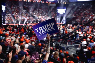 Glendale, Arizona, ABD - 23 Ağustos 2024: Beyaz bir beyaz adam Donald Trump destekçileri arasında 