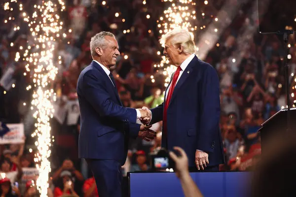 Glendale, Arizona, ABD - 23 Ağustos 2024: Robert F. Kennedy, Jr. ve Donald Trump başkanlık adaylığı için arenada düzenlenen siyasi kampanya mitinginde el sıkışıyor ve gülümsüyor (Gage Skidmore tarafından)