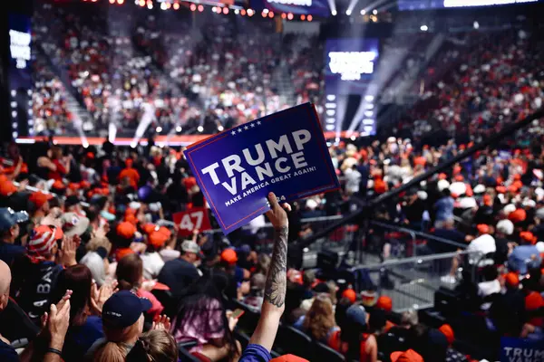 Glendale, Arizona, ABD - 23 Ağustos 2024: Beyaz bir beyaz adam Donald Trump destekçileri arasında 