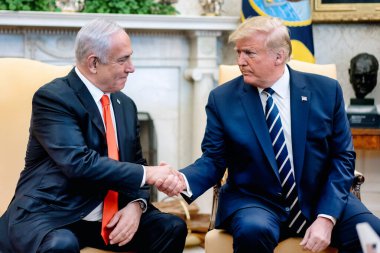 Washington D.C., ABD - 27 Ocak 2020: ABD Başkanı Donald Trump, Beyaz Saray 'daki Oval Ofis' te İsrail Başbakanı Benjamin Netanyahu ile el sıkışıyor