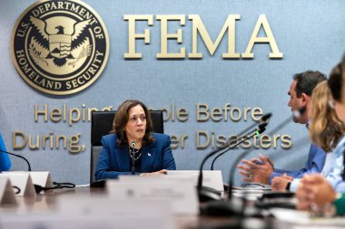 Washington D.C., ABD - 30 Eylül 2024: Helene kasırgasının etkisiyle Başkan Yardımcısı Kamala Harris FEMA 'da (Federal Acil Durum Yönetim Ajansı) bir brifingde