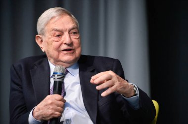Berlin, Almanya - 20 Mart 2014: George Soros bir mikrofon taşıyan bir etkinlikte konuştu (Stephan Rohl 'un eseri))