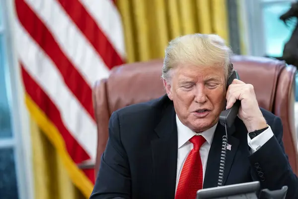 Washington D.C., ABD - 4 Eylül 2019: Donald Trump 'ın Beyaz Saray' ın Oval Ofisi 'ndeki bir sandalyede otururken çekilmiş yakın plan portresi