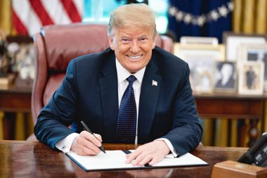 Washington D.C., ABD - Şubat 01 2017: Başkan Donald Trump Beyaz Saray, Washington D.C. 'deki oval ofiste resmi bir belge imzaladı.