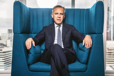 Ottawa, Kanada - 2 Kasım 2023: Kanada başbakanı Mark Carney büyük bir koltukta oturuyor