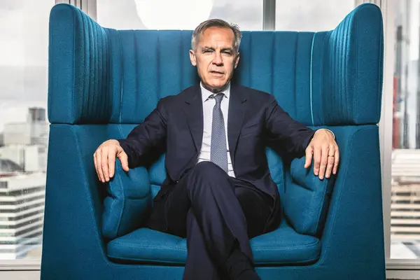 Ottawa, Kanada - 2 Kasım 2023: Kanada başbakanı Mark Carney büyük bir koltukta oturuyor