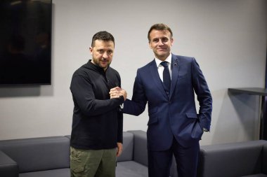 Budapeşte, Macaristan - Kasım 07 2024: Fransa Cumhurbaşkanı Emmanuel Macron Ukrayna Cumhurbaşkanı Volodymyr Zelensky ile el sıkışıyor