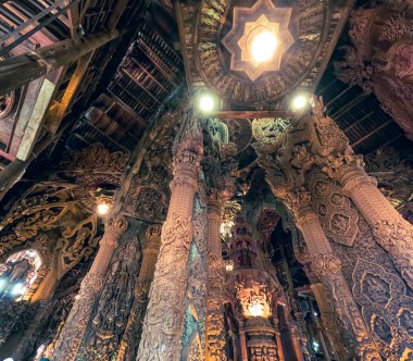 Ayutthaya döneminin Budist ve Hindu Mimarisi Gerçeğin Sığınağı 'ndan