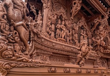 Doğruluk Tapınağı 'nın detaylı ahşap cephesini kapatın.