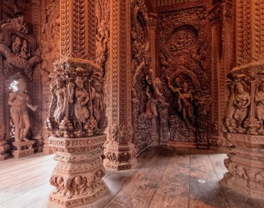 Doğruluk Mabedi 'nde karmaşık ahşap sütunlar