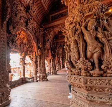 Sütunların ve diğer yapısal üyelerin karmaşık detaylarıyla süslü çiçek süslemeleri Doğruluk Tapınağı