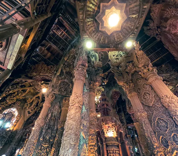 Ayutthaya döneminin Budist ve Hindu Mimarisi Gerçeğin Sığınağı 'ndan