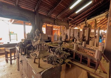 Pattaya Tayland 'daki Hakikat Tapınağı' nda ahşap atölye