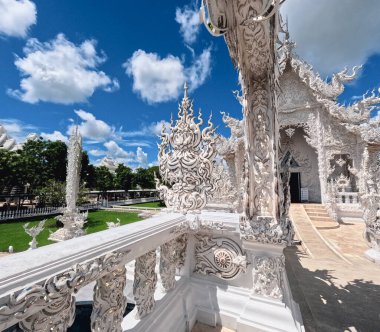 Chiang Rai 'nin Wat Rong Khun Tapınağı çevresindeki giriş ve manzara