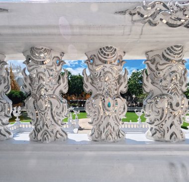 Wat Rong Khun Chiang Rai 'nin el oyması dekoratif korkulukları.