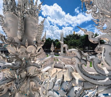 Wat Rong Khun 'un aynalı heykeli ve ön cephe süslemesi.