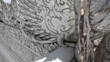 Wat Rong Khun beyaz tapınağının dış cephesi. 60 fps video.
