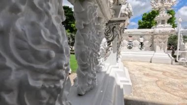 Wat Rong Khun 4k videosunun sundurması ve Buda heykeli.