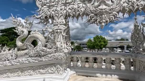 Drakar Och Speglade Designelement Wat Rong Khun Buddhist Tempel Chiang — Stockvideo