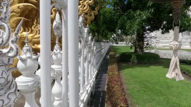 Gränsmur Och Gyllene Skulptur Wat Rong Khun Fps Video — Stockvideo