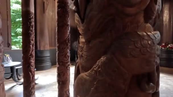 バンダムブラックハウスミュージアムチェンライタイの内側の彫刻された柱と柱 — ストック動画