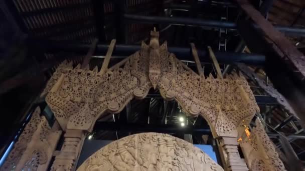 Ξύλινη Πύλη Σκαλισμένη Μέσα Στο Μαύρο Σπίτι Ban Daam Μουσείο — Αρχείο Βίντεο