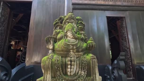 Skulptur Hinduiska Gud Ganesh Utanför Ban Daam Museum Svarta Huset — Stockvideo