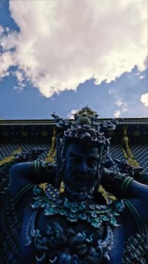Geleneksel tahta heykel Wat Rong Suea Chiang Rai Tayland 'da 10 mavi tapınak