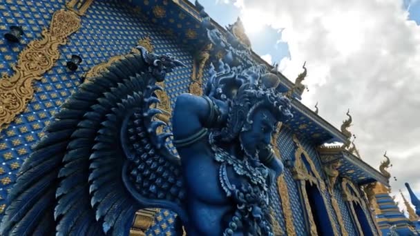 Träskulptur Handsnidade Mystiska Varelser Wat Rong Suea Ten Blue Temple — Stockvideo