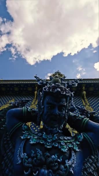 泰国清莱Wat Rong Suea十座蓝色圣殿传统神话木雕 — 图库视频影像
