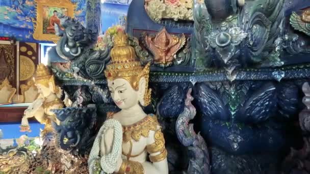 Handsnidat Trä Idol Mytomspunnen Inuti Wat Rong Suea Ten Blue — Stockvideo