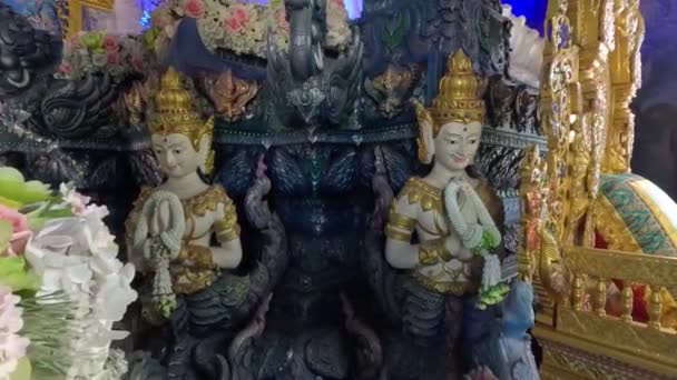 Handsnidat Trä Idol Mytomspunnen Inuti Wat Rong Suea Ten Blue — Stockvideo