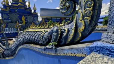 Chiang Rai Tayland 'daki Wat Rong Suea 10 Mavi Tapınağı' nın korkuluklarını oyan kızgın ejderha tahtası.